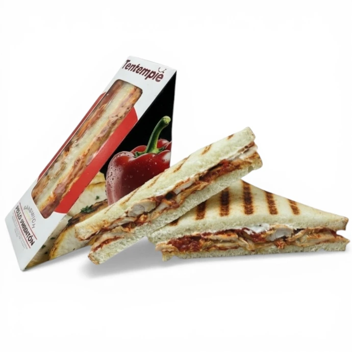 sandwich-triangular-de-pollo-y-pimenton-en-su-envase-triangular-triangular
