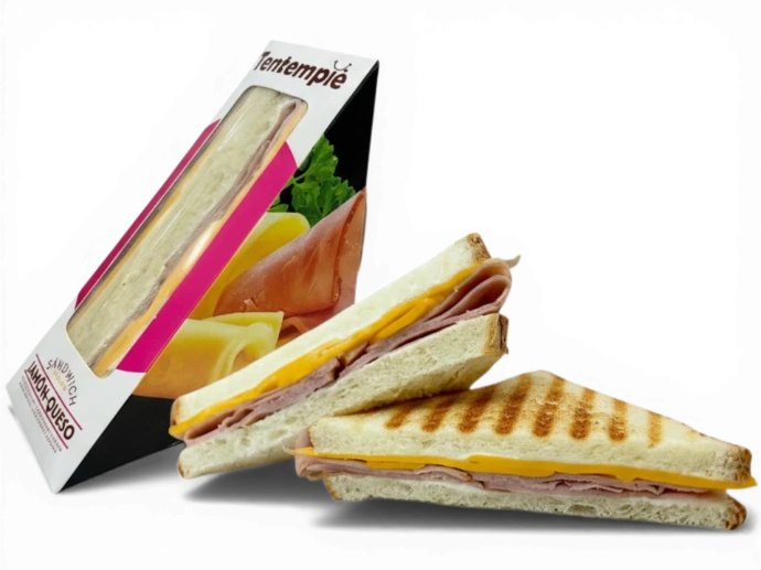 sandwich-triangular-de-jamon-y-queso-en-su-envase-triangular-triangular